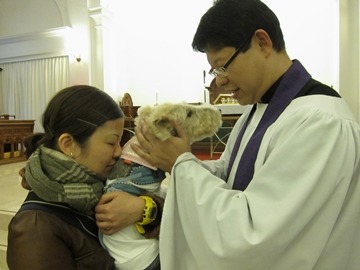 牧師正在替寵物祈福。 取自時代論壇