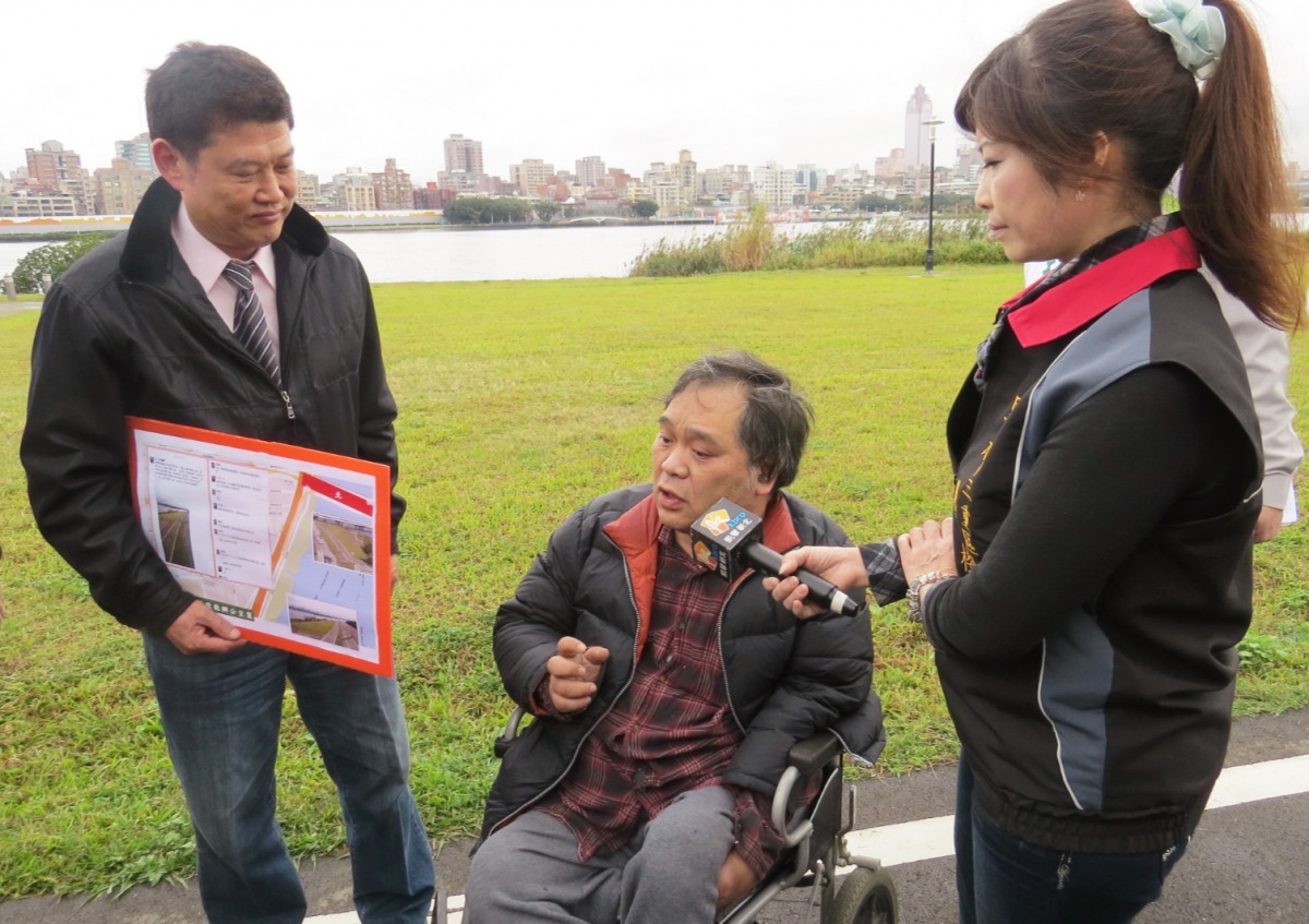 台灣貓狗人協會執行長黃泰山反應三重區寵物無適當戶外活動空間，而新北市其他寵物公園缺乏尊重生命教育精神。　陳啟能辦公室/提供