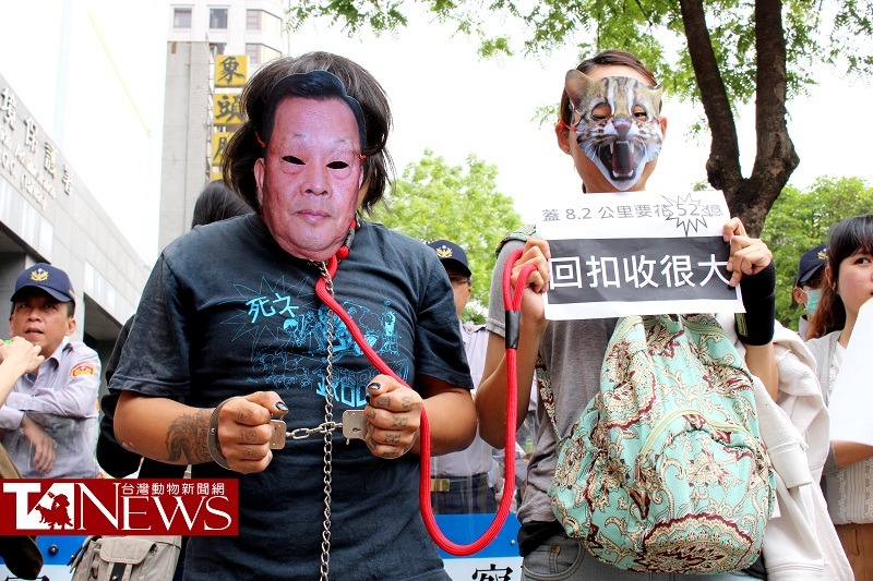 民眾戴著自製面具，表達訴求。　何宜/攝