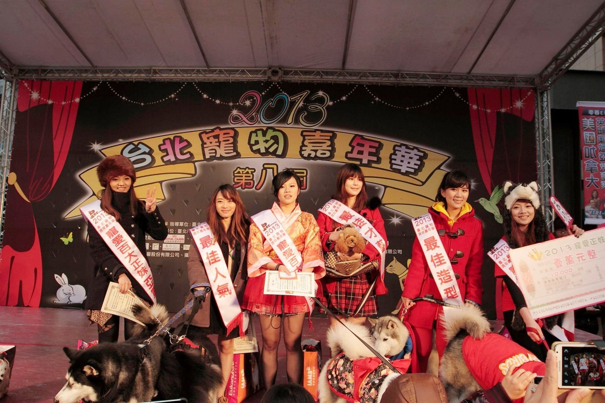 哈士奇社團推派出女飼主參加比賽,也順利抱回5個獎項! 取自狼族盟約 哈士奇俱樂部粉絲團