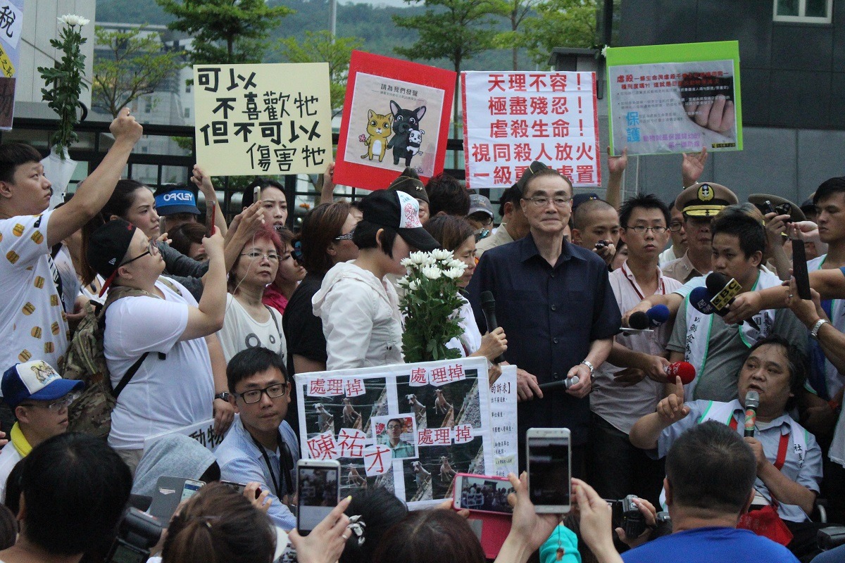 今年6月底發生國軍虐死營區內犬隻的慘案，事件延燒當下，讓百位民眾聚集在國防部前抗議。最後也促成動保單位及團體進入軍營宣導生命教育。　　李娉婷/攝