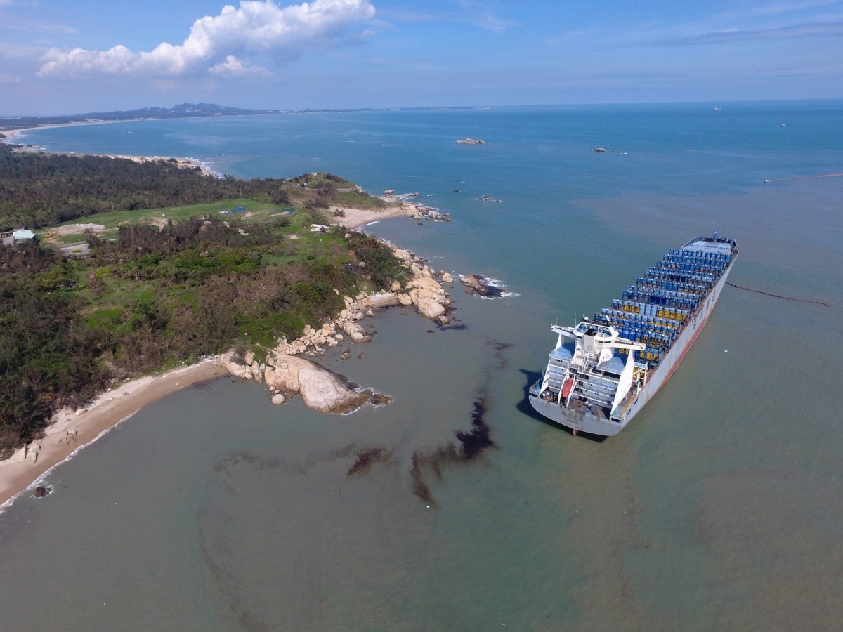 於18日拍攝的油污污染狀況,可以明顯看到海水上漂浮著一層油污。 董姓民眾/提供