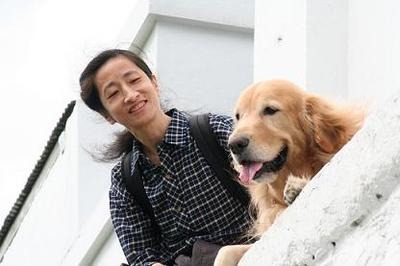 張美梅與愛犬Yellow。　取自網路