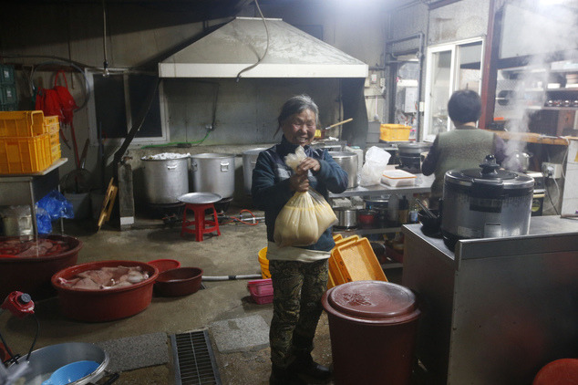 當地還是有許多善心人士會免費提供食材，供鄭敏淑帶回去餵養狗狗。　翻攝自每日郵報
