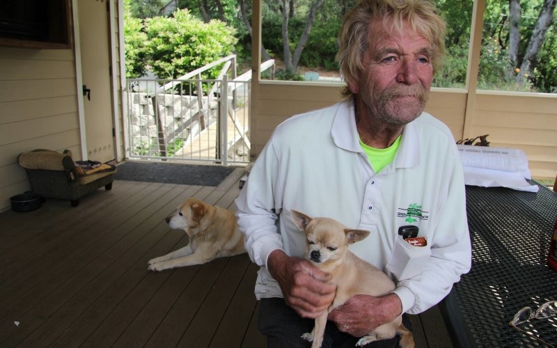 73歲的摩爾為了保護家中的2隻毛孩，挺身而出對抗入侵家中的黑熊。　取自Auburn Journal, Auburn Calif