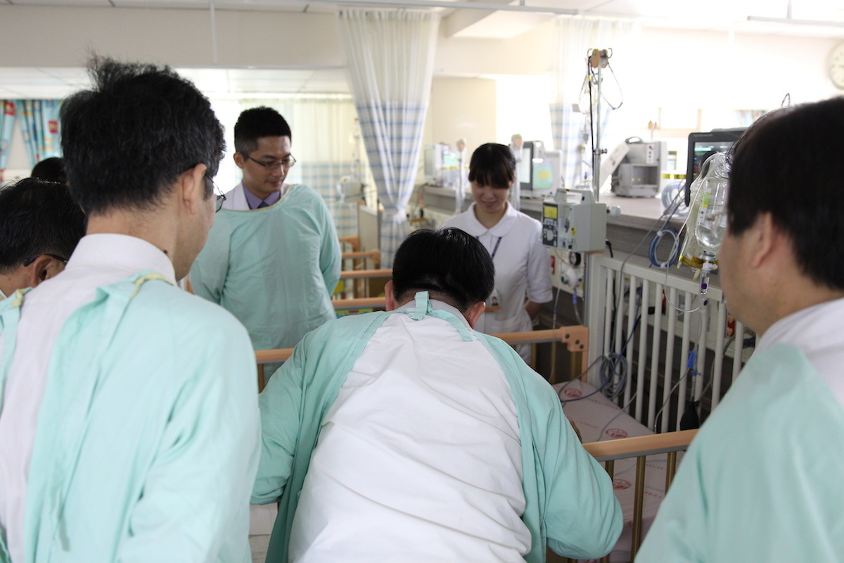 今早台中市長林佳龍特地到醫院探望男童,並表示已請動保處盡早查明事件。 台中新聞局/提供