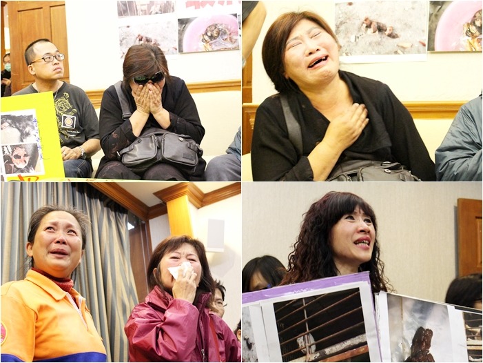 現場播出雲林扒狗皮影片時，在場愛媽們痛哭失聲，並罵政府官員應親自到現場看看！ 何宜/攝