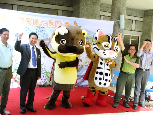2015金門生物多樣性保育季9日開幕,首場活動「水獺樂園」由農委會特有生物研究保育中心的石虎人偶帶著水獺金莎人偶出場下,達到高潮! 金門縣政府/提供