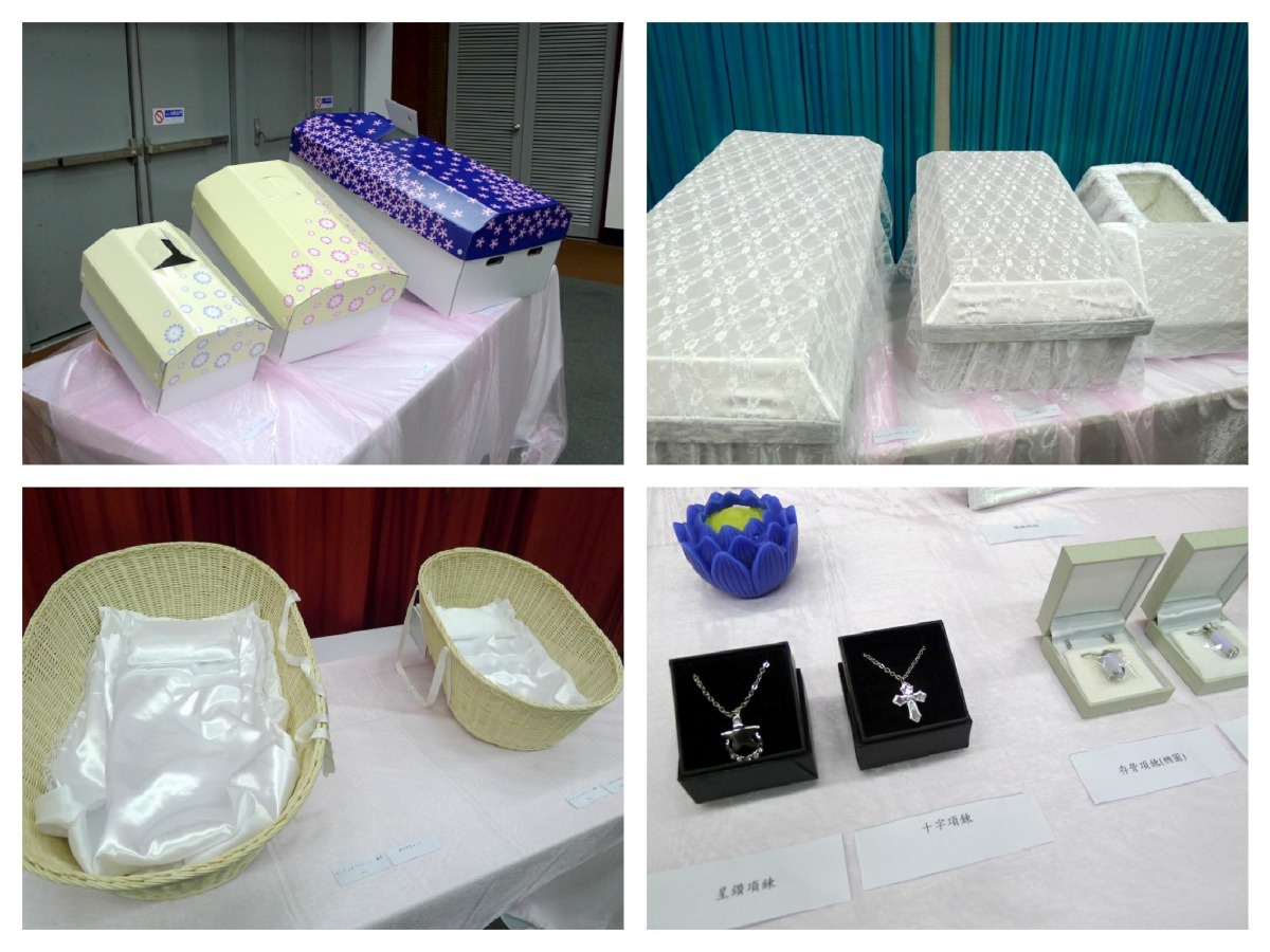 商品靜態展示區擺放多種從日本進口的寵物殯葬用品，有紙棺(左上)、3種不同顏色可挑選的蕾絲棺(右上)、及使用寵物屍袋的藤籃(左下)，此外也有保存寵物骨灰的飾品(右下)。   何宜/攝