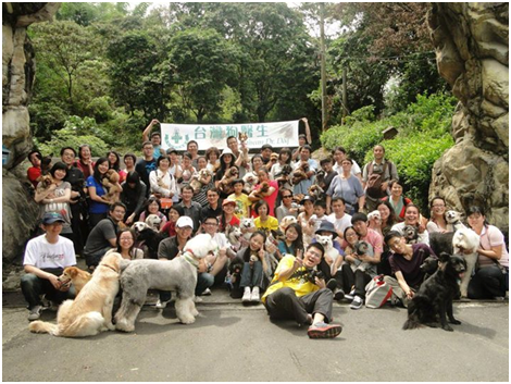 台灣狗醫生協會志工與狗醫生們合照。