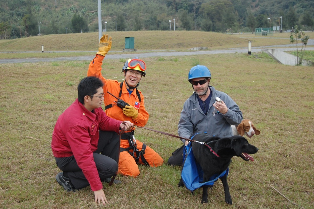 Bailey的控犬員林鴻麟(圖中)在美國受訓時。　台北市消防局/提供