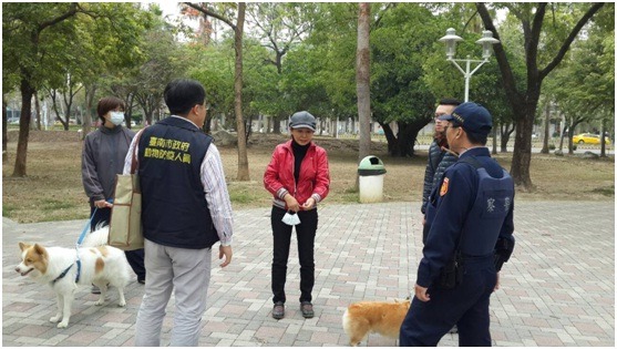 台南市動物防疫保護處主動邀集警察及相關單位前往現場稽查。 蔡宗明/攝