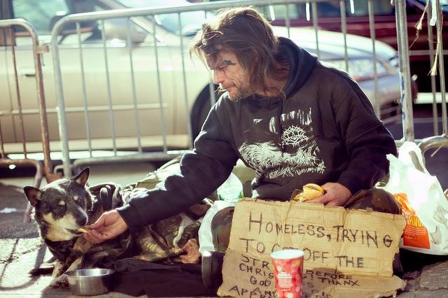 遊民雖然無家可歸，但對於動物的愛卻不會比一般飼主少。　取自Feeding Pets of the Homeless