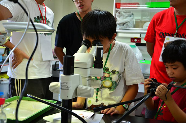 透過老師帶領學生和家長認識蛙類並擔任社區調查，作為種子教師的開端。