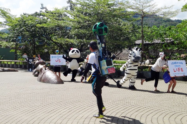 「欸欸快擺好pose啦！那個人走過來要拍了！」　台北動物園/提供