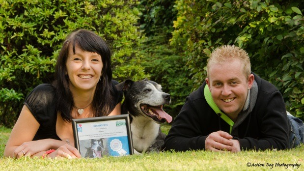 最佳笑容冠軍狗狗開心地與主人合照。　取自pethealthinfo