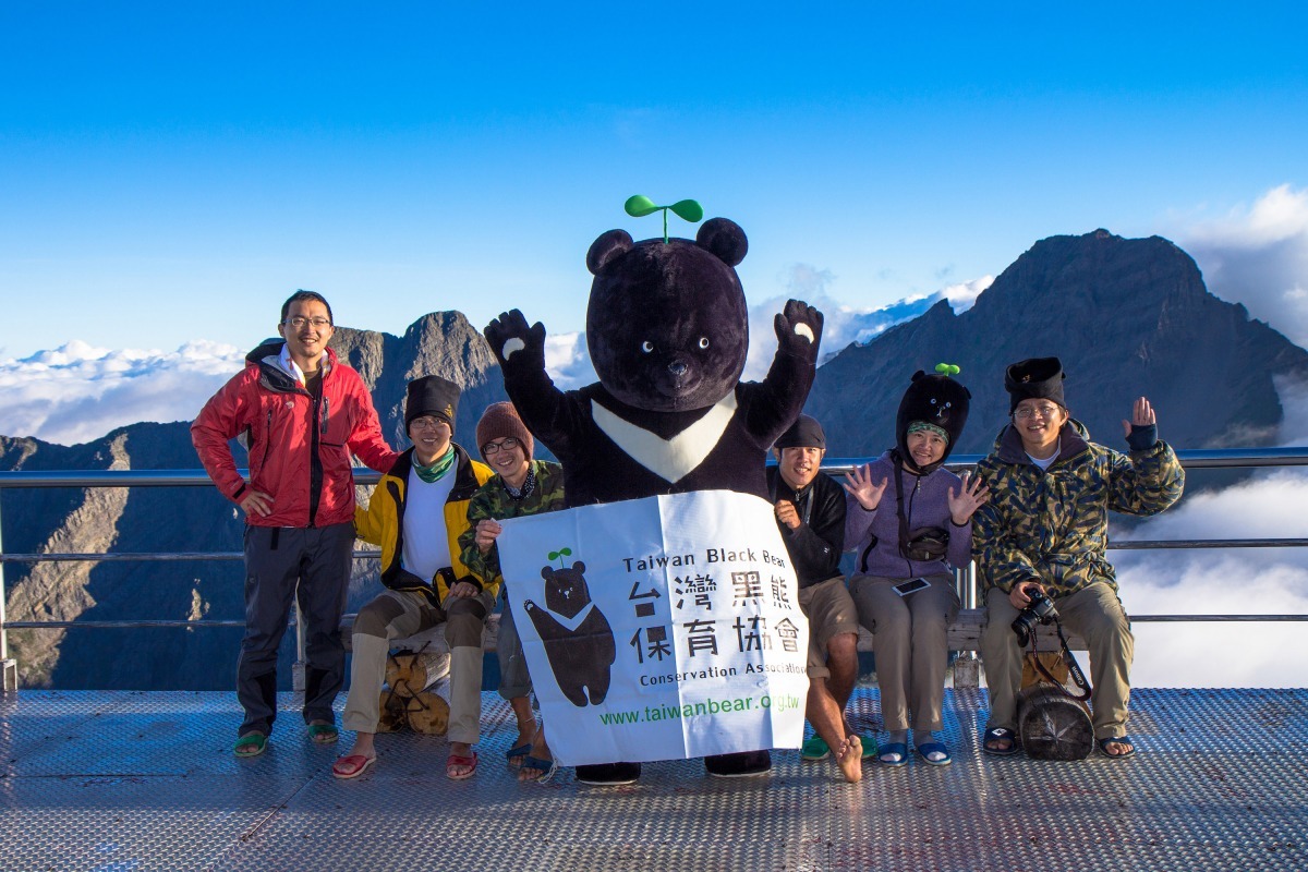 黑寶是台灣黑熊協會的吉祥物,前陣子還曾登上玉山,前往真正台灣黑熊的故鄉。 台灣黑熊保育協會/提供