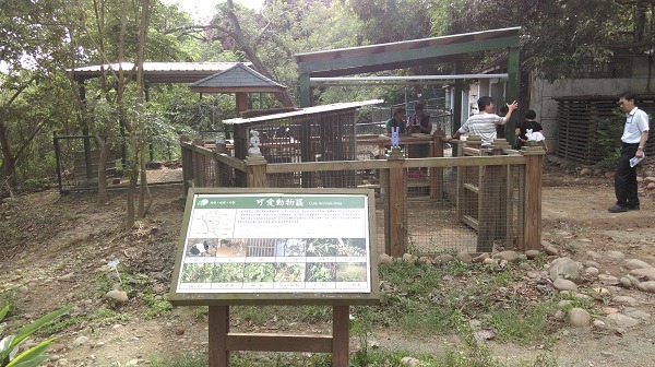 兔子飼養區全貌，上方有屋簷可避免淋雨。總幹事林先生表示，颱風天還會將兔子移至較封閉的產房躲避風雨。　彰化縣防疫所/提供