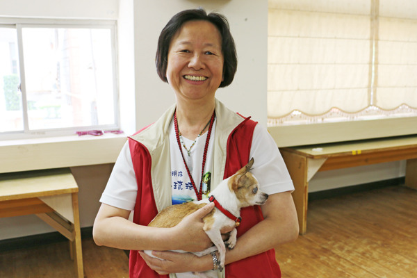 研究發展處的老師傅瑜,笑說這是斑比第一次出遠門,但斑比愉快的走來走去,應該是相當滿意出門活動筋骨。 何宜/攝