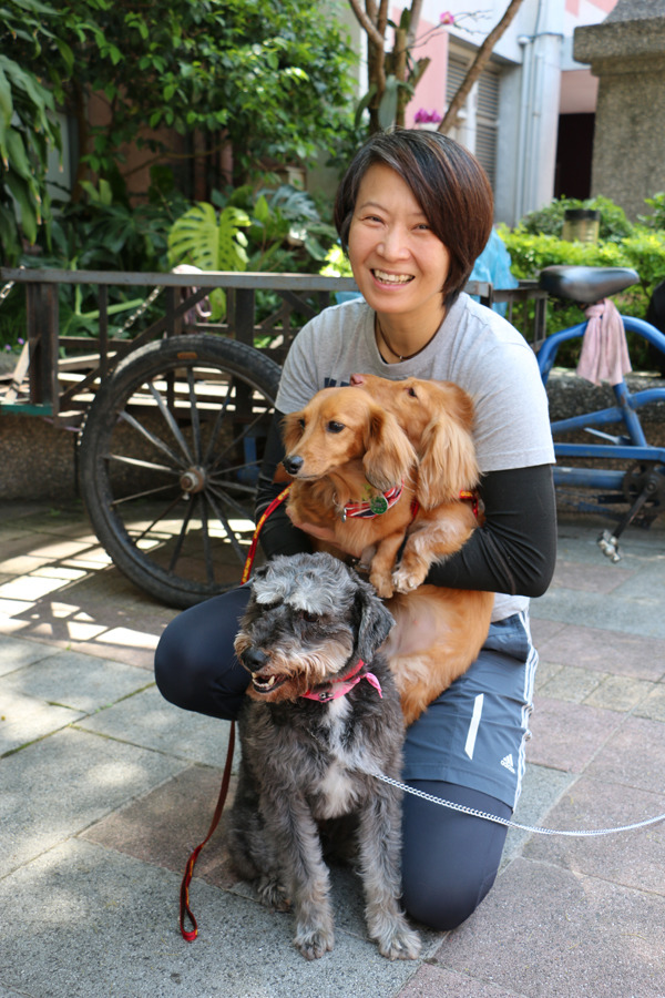 體育老師陳偉瑀和家裡的3隻愛犬合照,她也說,希望社會上可以有越來越多人喜歡動物。 何宜/攝