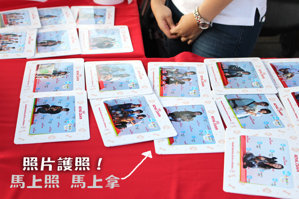 活動現場和去年狗林匹克一樣,設有相片護照攤位,讓飼主與愛犬留影紀念。 何宜/攝