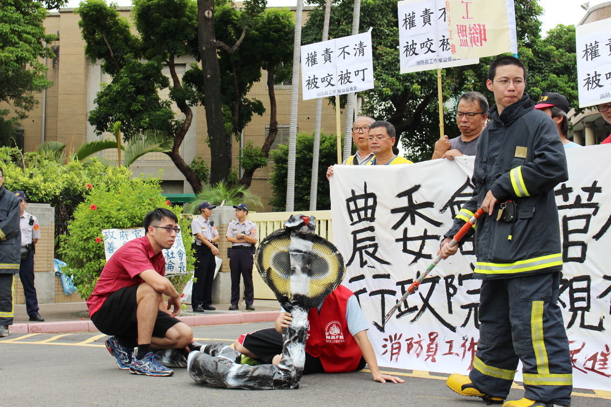 事實上，消防員目前相當缺乏人力(缺額將近50%，缺15000名消防隊員)、也缺乏裝備與訓練資源的條件下，往往在處理案件時造成受傷或死亡，更會影響日常救災、救人的勤務。　何宜/攝