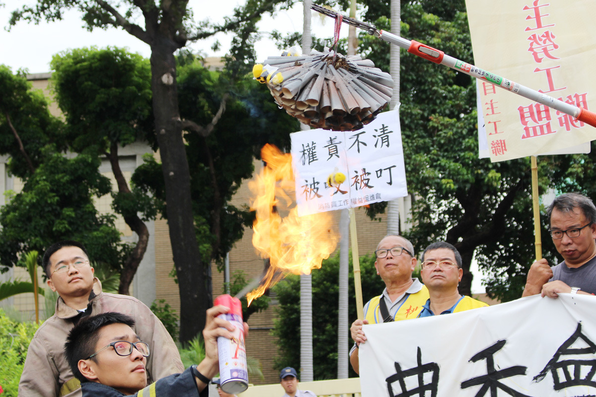 捕蜂蛇捉動物為各縣市農業局之法定勤務，不過在實務運作上，農業局卻屢以人力不足為由，要求消防隊處理。　何宜/攝