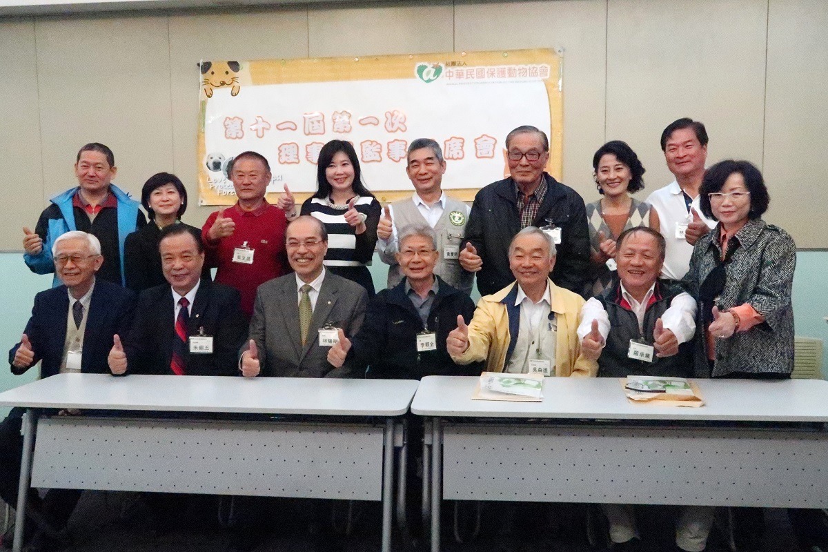 會員大會後，新當選的理監事與新、舊任理事長開心合影。　APA/提供
