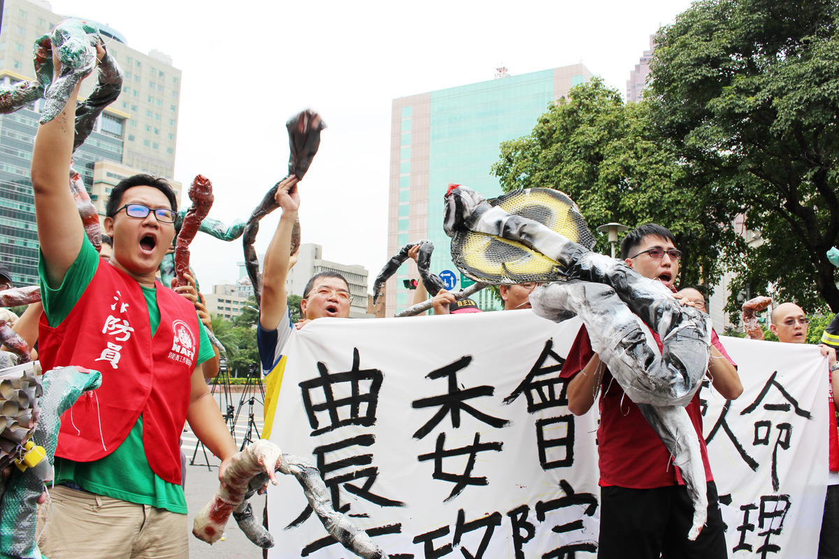消防員工作權益促進會今日在行政院門口抗議，要求補足消防隊、農業局人力，讓捕蜂蛇抓動物勤務確實回歸農業局，並行政院召開勤務專責協調會。　何宜/攝