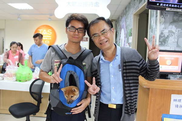 來自台中的陳先生開心的與3兒子跟今天加入的「4兒子」合影。   何宜/攝