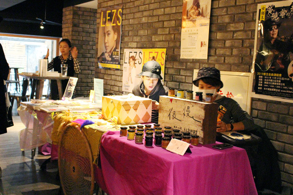 講座現場還有其他手作商品義賣，義賣所得將捐助部分給小虎爺爺中途之家。　何宜/攝