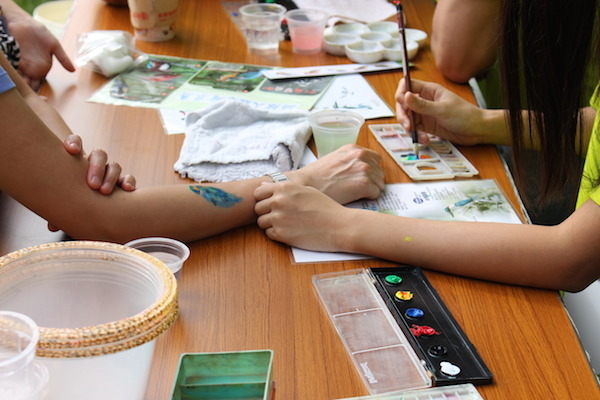 台北鳥會設有50元鳥類人體彩繪的攤子，希望作為保育基金。   何宜/攝