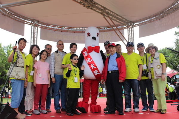 與會嘉賓與今年的代言鳥一同合照！   何宜/攝