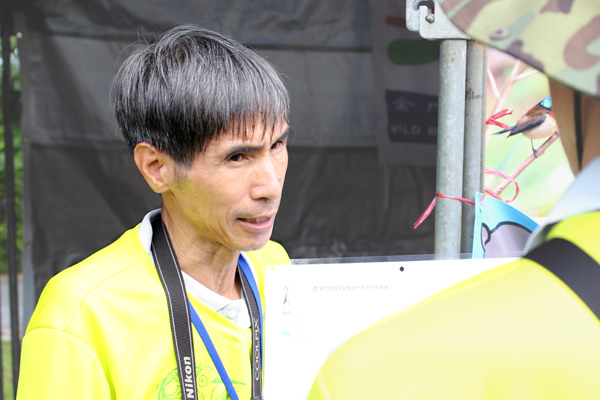 莊西進熱心向民眾講解歐亞水獺生存困境，並邀請大家參與連署。　何宜/攝