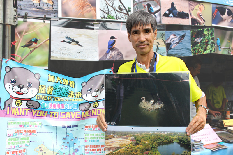 金門退休生物老師莊西進保育自然環境與瀕危動物不落人後。　何宜/攝
