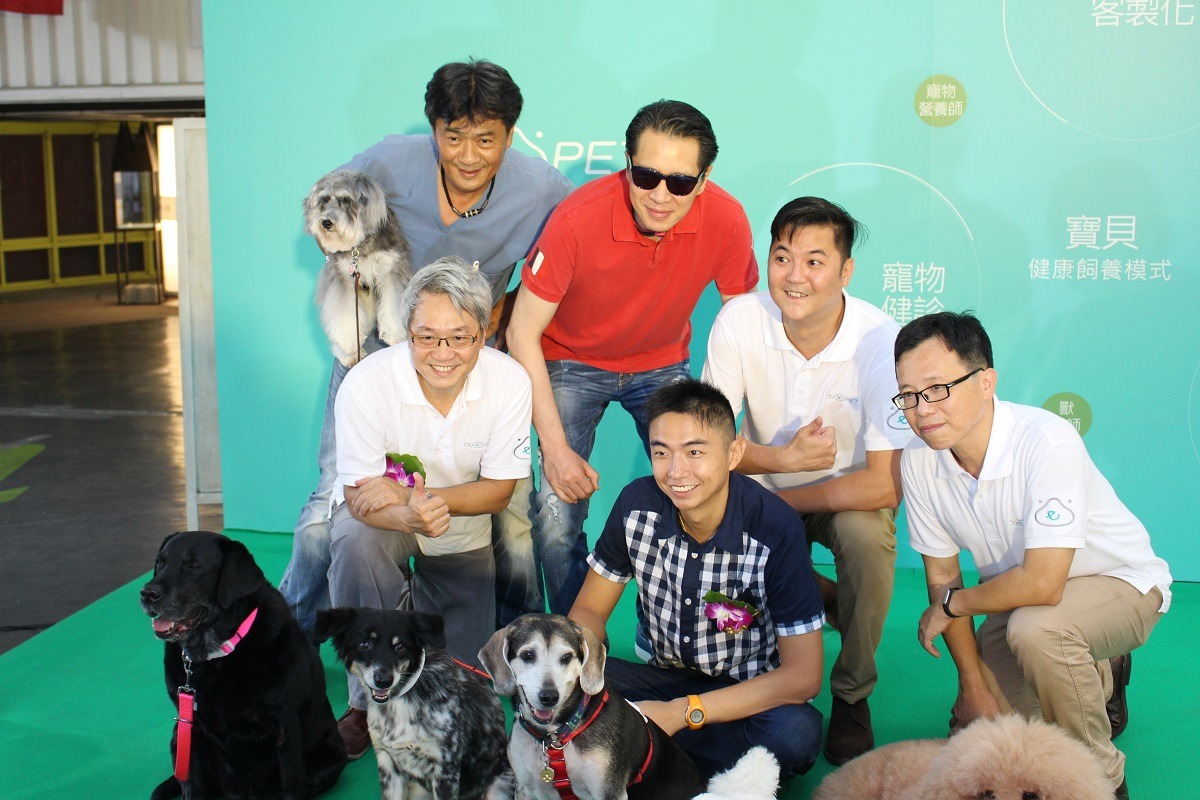 知名訓練師熊爸也帶領6位可愛狗狗到現場擔任試吃員，更與飼主分享如果家有挑嘴狗，一定要堅持正確的餵食習慣，放飯超過10分鐘不吃，就要收起狗碗，否則容易讓挑嘴的壞習慣惡性循環。　何宜/攝