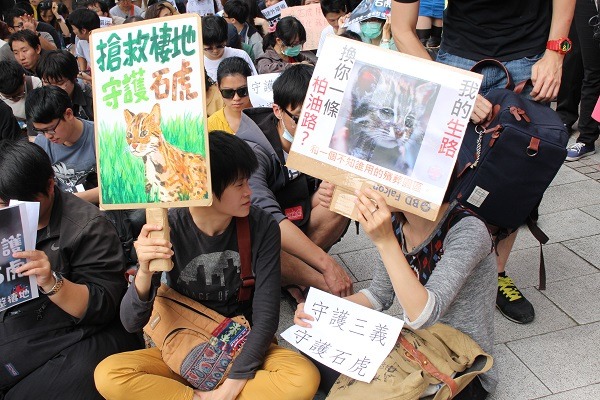 今年4月民眾抗議苗栗三義外環道開發案，替石虎爭取生存空間。　何宜/攝