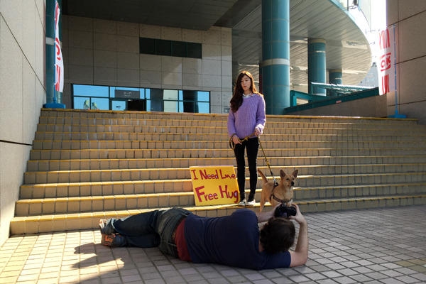 正妹舉牌需要一個愛的擁抱,看了影片後才知道原來正妹指的不是長得比較高的那位,而是60公分的嬌小正「狗」! CC Pet團隊/提供