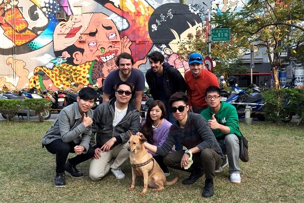 當天協助拍攝的攝影師及剪接師Kaley、Anton及Luke (後排由左至右),無償的幫忙也讓CC Pet團隊的團員Yoyo(前排右二)、Ivan(前排左一)及Wayne(前排左二)相當感謝。 CC Pet團隊/提供