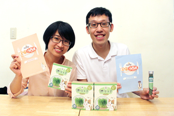 自力耕生團隊打造最貼近寵物的「汪喵星球」，推出貓咪生菜及汪喵沙西米等產品。　何宜/攝