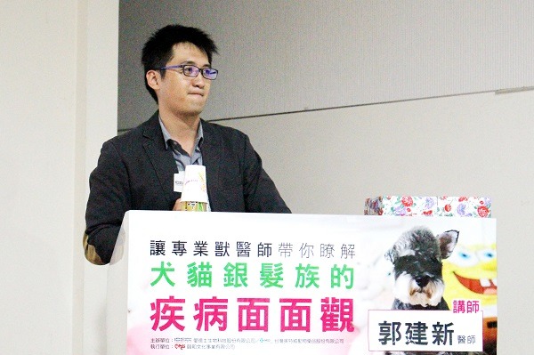楊動物醫院獸醫師郭建新說明治療糖尿病除了飲食控制、注射胰島素外，飼主、獸醫及動物的三方配合也相當重要。　何宜/攝