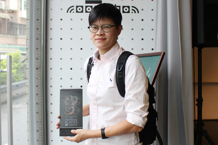 林青宜說，希望能透過這一系列的作品，扭轉大眾對黑狗的刻板印象，因為黑狗就跟所有的狗一樣，值得被疼愛、值得有一個家！　何宜/攝