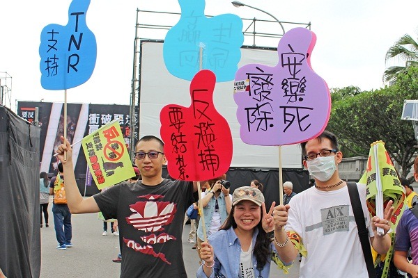 民眾在動保法修法遊行上高舉標語。　陳珊珊/攝