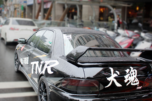 張敬偉的車身外貼了斗大的「結紮 不撲殺 TNR」另一邊則是「領養 不棄養 TNR」,車後還有「犬魂」二字。 何宜/攝