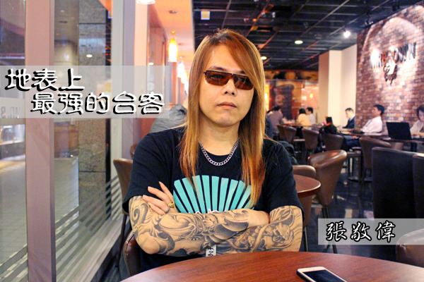 在許多保護流浪動物場合都會看見這個熟悉的身影,他叫做張敬偉,或是網友習慣稱他為「伍佰老師」。 何宜/攝