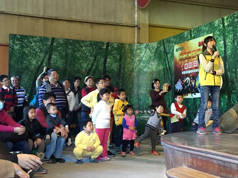 動物劇場表演吸引眾多民眾觀賞，孩童好奇地向前聚集觀看。看板上為頑皮世界結束動物表演日的倒數計時。  王怡蓁/攝