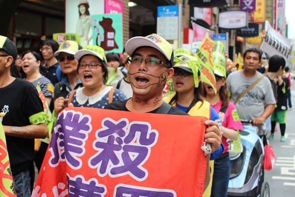 去年12底經黨團協商達成共識的動保法修正草案,目前仍在各黨團進行會簽,若會簽不順利,將無法趕上這個會期。圖為去年5月動保法修法遊行。 陳珊珊/攝