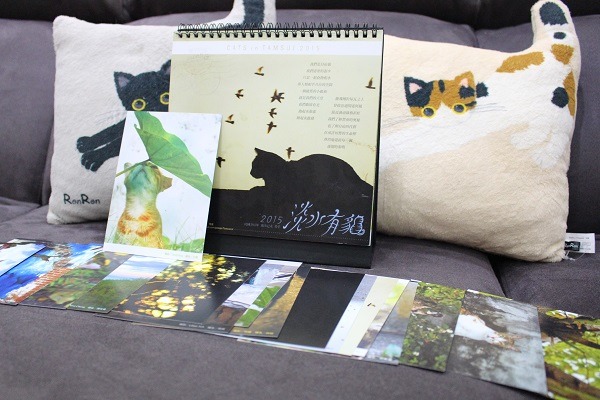 2015年的淡水有貓桌曆。　何宜/攝
