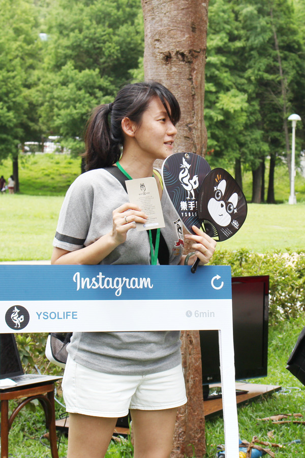 Willa本身也有隻已經12歲的哈士奇,她身上穿著的T恤是社團義賣的商品,在哈士奇logo下方則繡上了還沒送養就過世的哈士奇的名字,用以緬懷這些小天使們。 何宜/攝