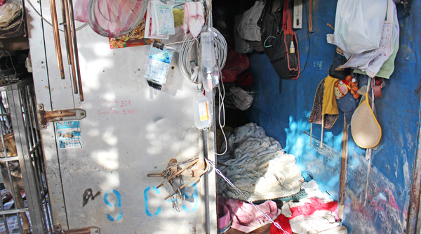 鄭阿姨當初誓言要與狗一起生活，所言不假，她現在就睡在八里狗園門口的一方貨櫃中。　何宜/攝